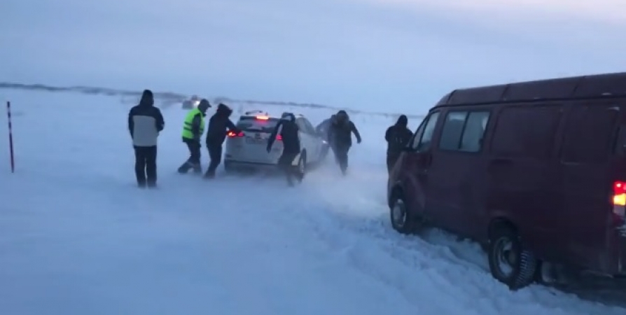 Десятки машин застряли в снегу в Териберке на несколько часов [видео]