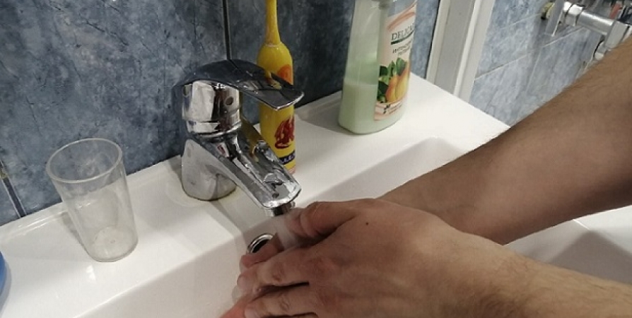 57% опрошенных россиян защищаются от CoViD-19 на работе мытьем рук