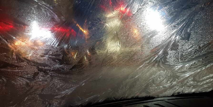 Водитель в Апатитах не увидел из-за льда на стеклах пешехода и задавил его