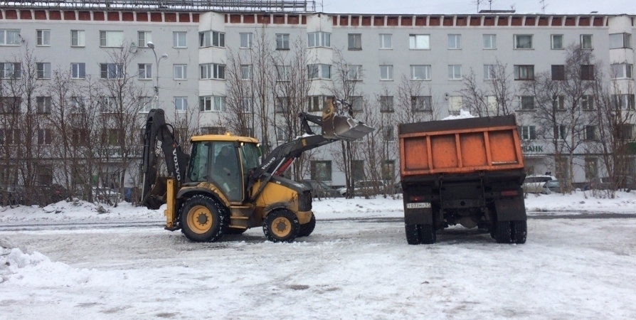Водителей в Мурманске предупредили о запрете парковки из-за уборки снега