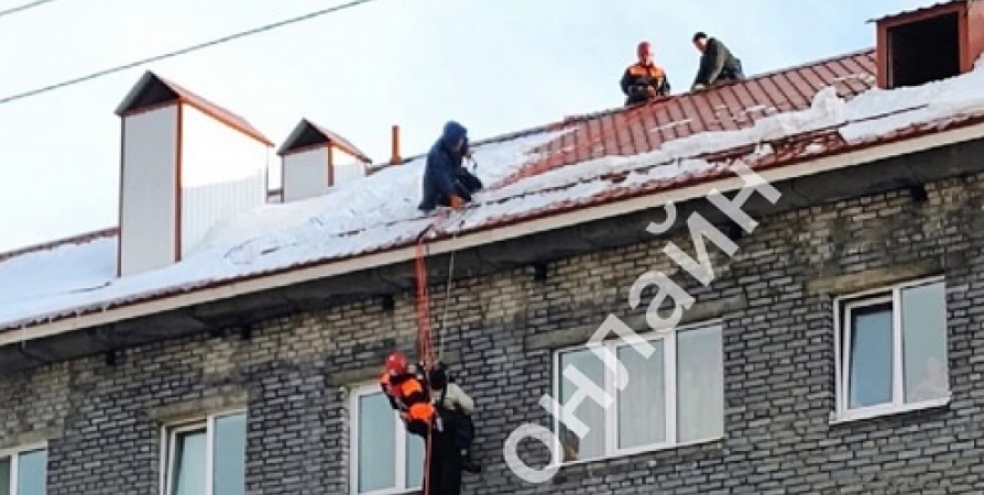 Сорвавшийся с крыши рабочий повис на страховочном тросе в Кандалакше