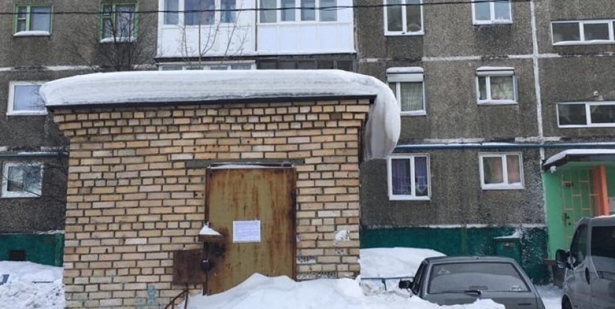 В Мурманске ищут владельцев двух кирпичных строений на Александрова