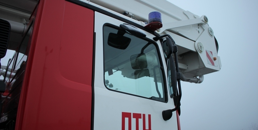 Восемь пожарных тушили в Мурманске квартиру в «девятиэтажке» на Кольском