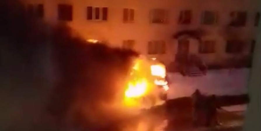Самосвал сгорел ночью в Мурманске на Подстаницкого