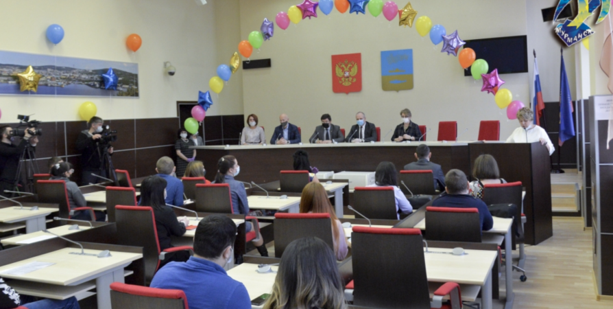 Молодых семьям в Мурманске вручили жилищные сертификаты