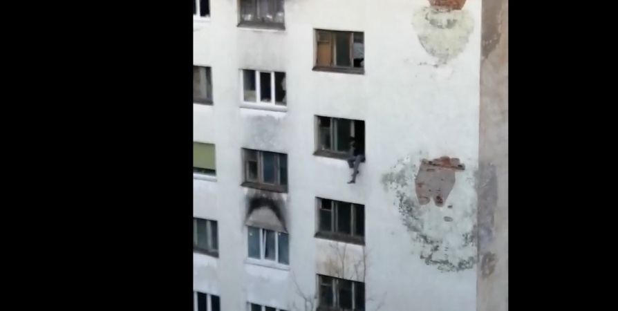 Спасатели не дали мужчине выпасть из окна общежития в Мурманске [видео]