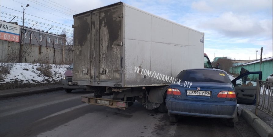 На Домостроительной в Мурманске не поделили дорогу фургон и Fiat
