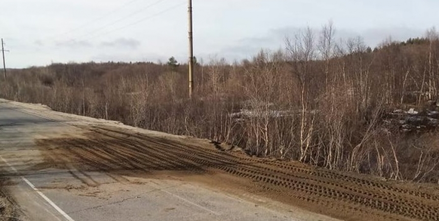 Размытый участок дороги на Североморск-3 засыпали грунтом