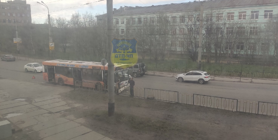 Колесо отлетело от машины и попало в автобус в Мурманске