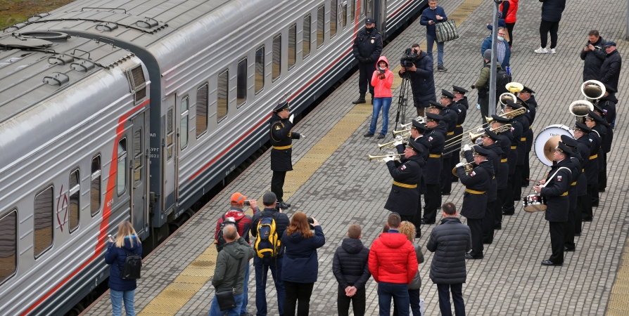 Первых пассажиров поезда «Таврия» в Мурманске провожали с оркестром