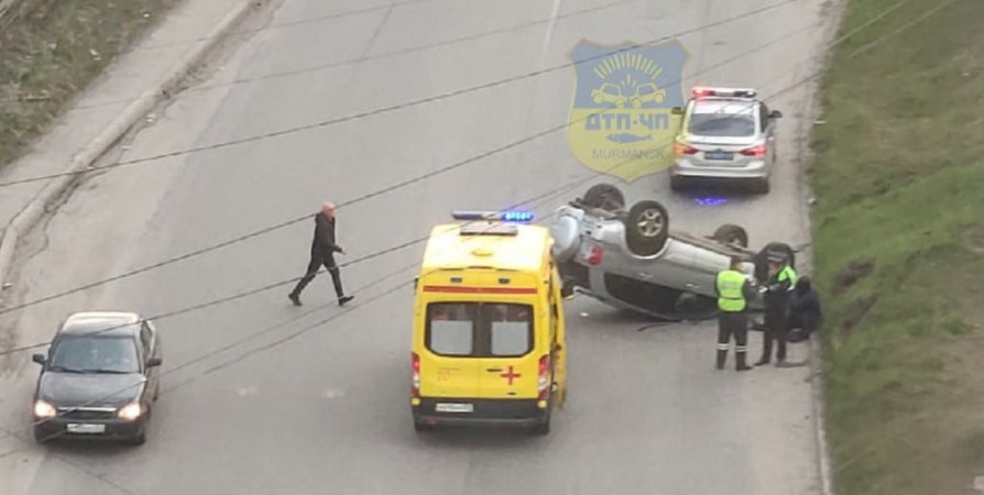 Водитель перевернувшейся Toyota в Мурманске не пострадал