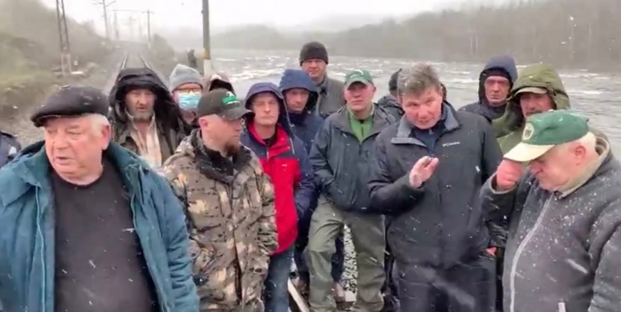Рыбаки пожаловались губернатору на запрет лицензионного лова на реке Кола [видео]
