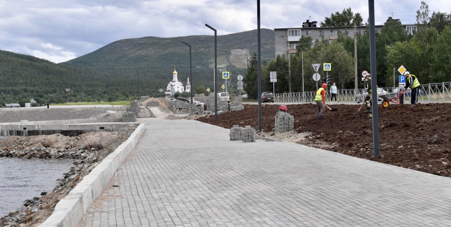 Губернатор проверил ремонт дорог и строительство набережной в Мончегорске