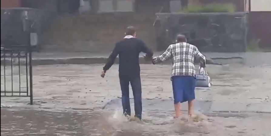 Сильный ливень заставил жителей Кировска ходить по щиколотку в воде
