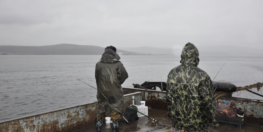 Из-за дождей и дымки не рекомендуют рыбакам Заполярья выход в море