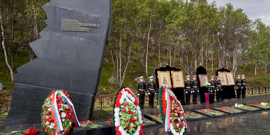 В Заполярье почтили память погибших подводников на «Курске»