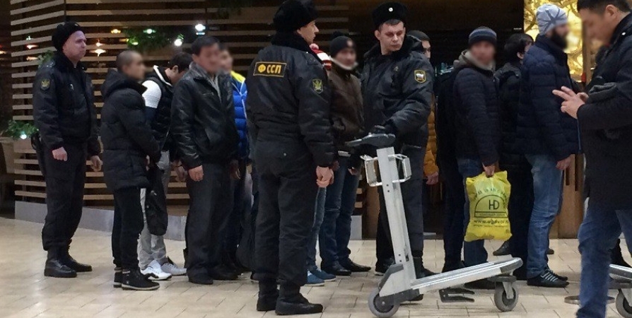 4 иностранцев депортируют из России после проверки в Заполярье