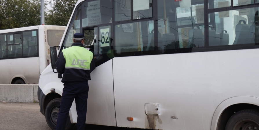 С начала сентября выявили 50 нарушений у школьных автобусов Мурманска