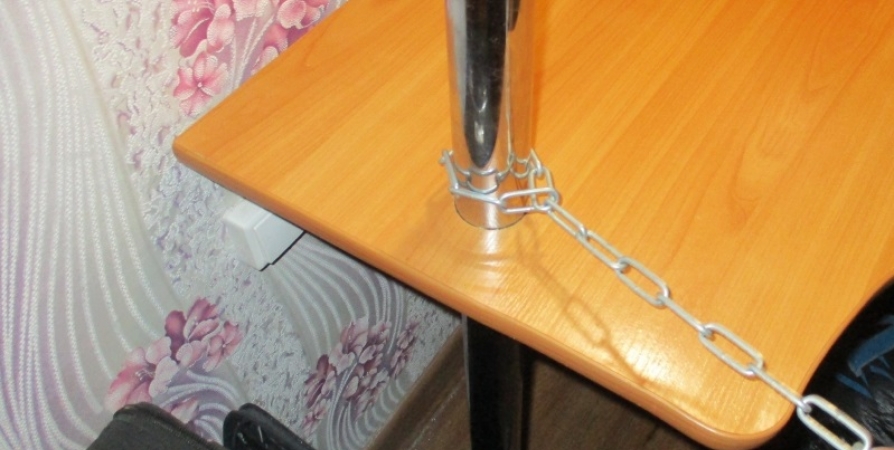 Житель Кировска приковал пасынка наручниками к столу на всю ночь