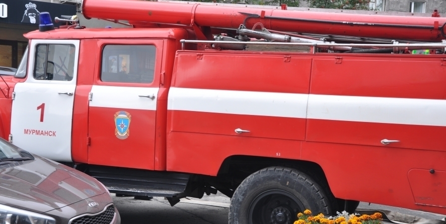 Шесть пожарных тушили легковое авто в Апатитах