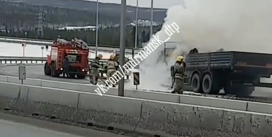 На мурманской Ленинградке загорелся грузовик