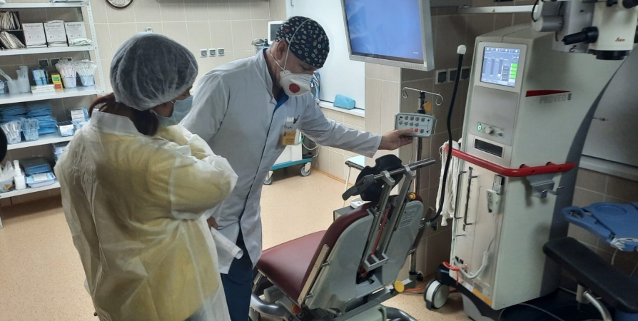 Новое оборудование в больнице Мурманска сократило очередь на офтальмологические операции