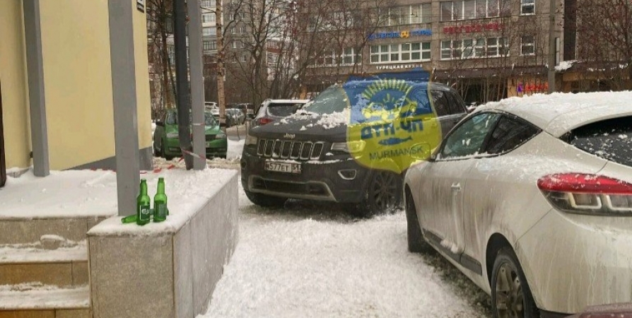 Мурманчане сообщили о сходе снега с крыш на припаркованные авто