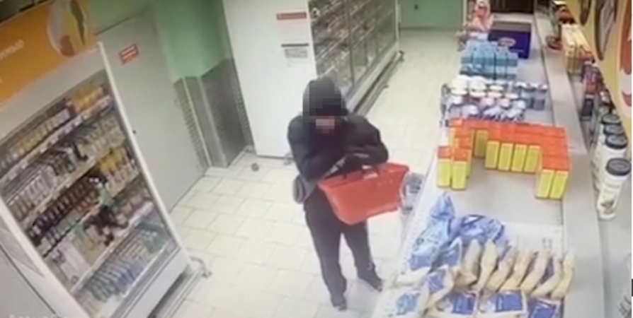В Оленегорске мужчина украл сумку из чужой продуктовой тележки