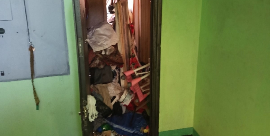 Жительница Мончегорска пожаловалась на заваленную мусором квартиру соседки