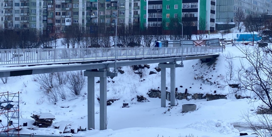 В Полярном достроили пешеходный мост между Моисеева и Душенова