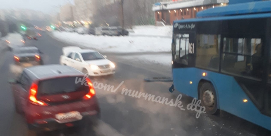 ДТП в Мурманске с участием троллейбуса спровоцировало пробку