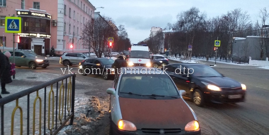 В ДТП со скорой помощью на перекрестке в Мурманске никто не пострадал