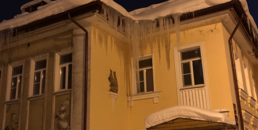 Кровлю детсада в Мурманске очистили от снега после проверки