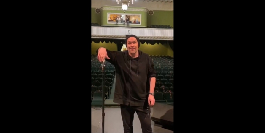 На сцене мурманского Драмтеатра с моноспектаклем выступит Максим Аверин
