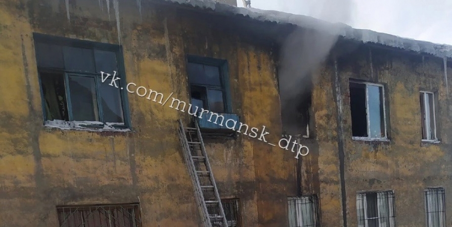 Мурманчан эвакуировали из-за пожара в квартире на Пищевиков
