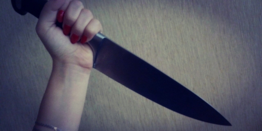 Жительница Оленегорска пырнула знакомого ножом в грудь