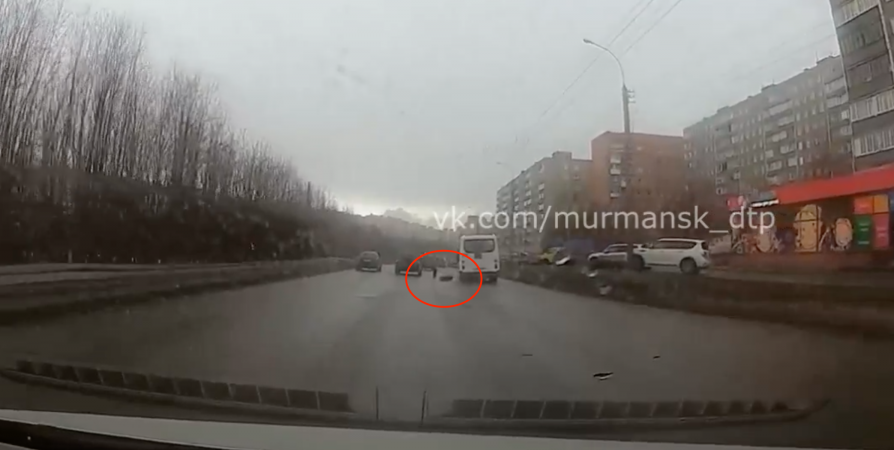 В районе Ледового озера в Мурманске у маршрутки на ходу отпали два колеса