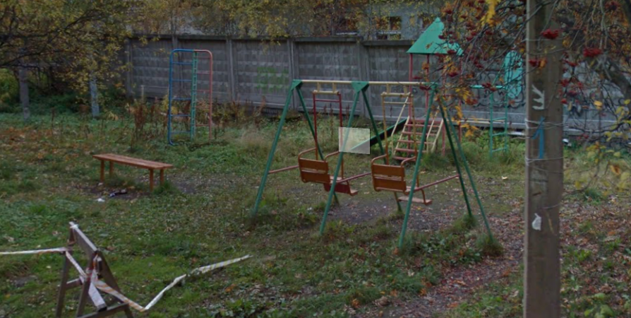 В Мурманске проверяют детскую площадку с упавшим бетонным забором
