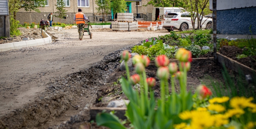 Капитальный ремонт во дворе на Гвардейской №19 в Мурманске завершится в июле