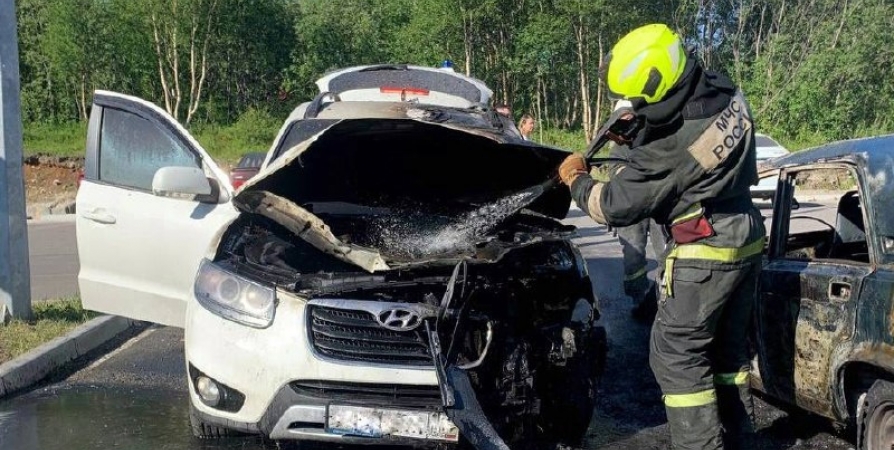 В Мурманске загоревшаяся машина повредила другое авто