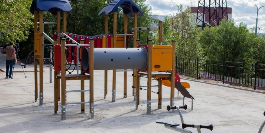 В Мурманске в Первомайском округе обнаружили опасные для детей площадки