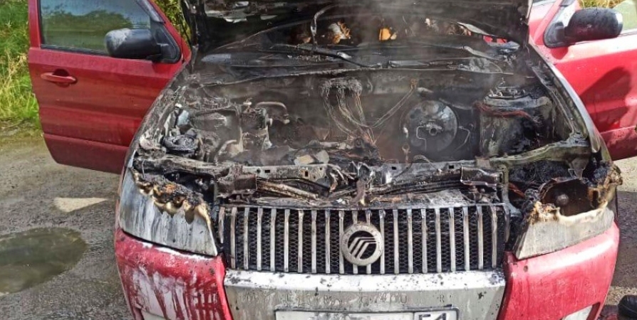 В Мончегорске на Ферсмана сгорело авто Mercury