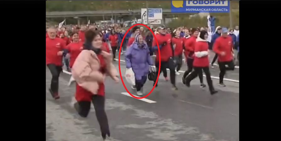 Пенсионерка с сумками прославилась после забега на «Гольфстриме» в Мурманске