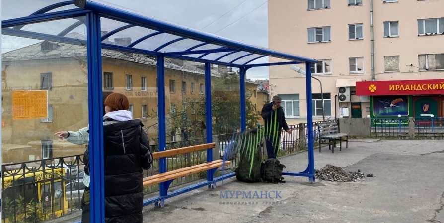У автовокзала в Мурманске поставили новую стеклянную остановку