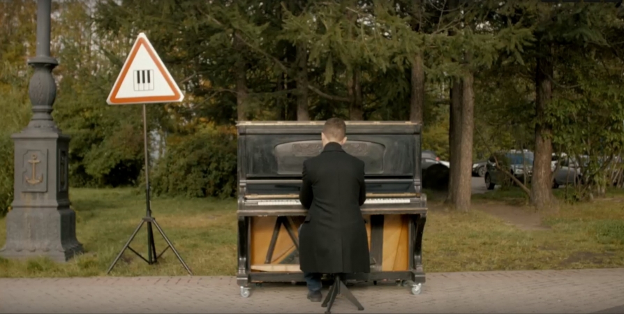 Мурманчанин сыграл уличный концерт на 111-летнем пианино в центре города