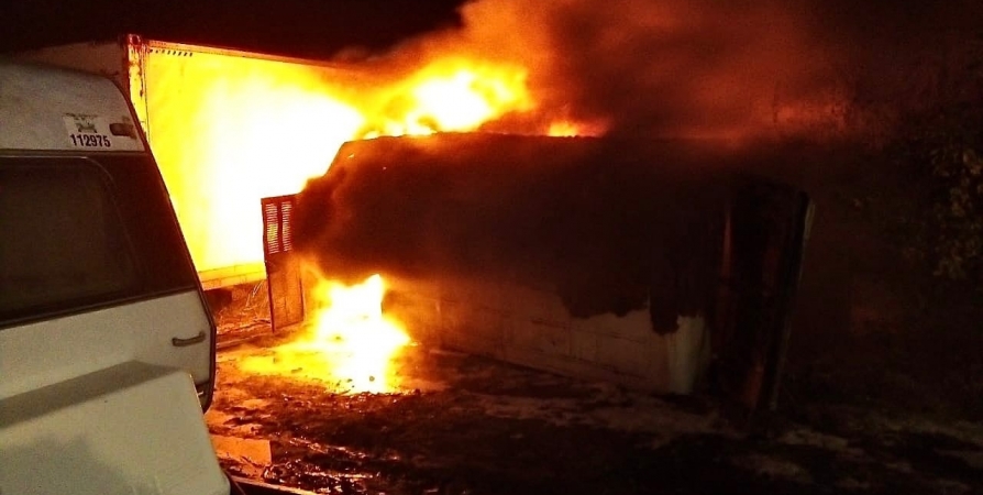 В Териберке пожарные потушили кунг с горючими жидкостями