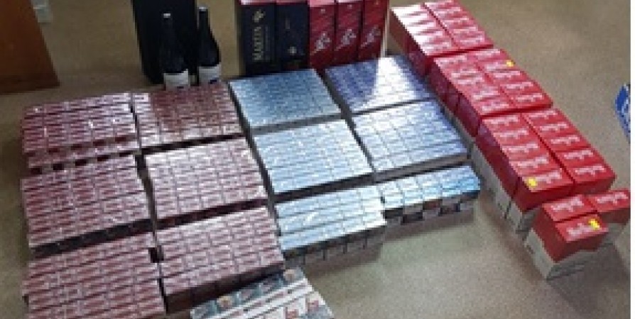 В Мурманске на судне изъяли незадекларированные алкоголь и сигареты ...