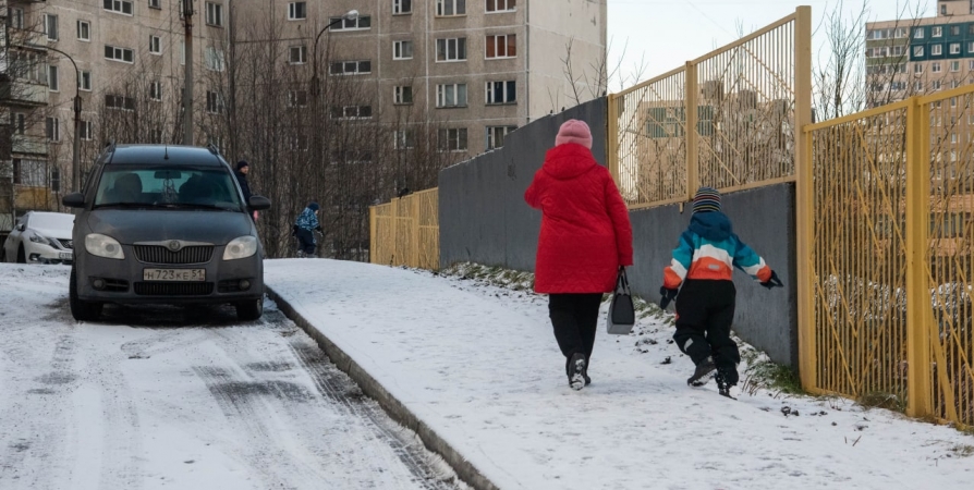 В Мурманске на Орликовой сделали высокие бордюры против нарушителей парковки