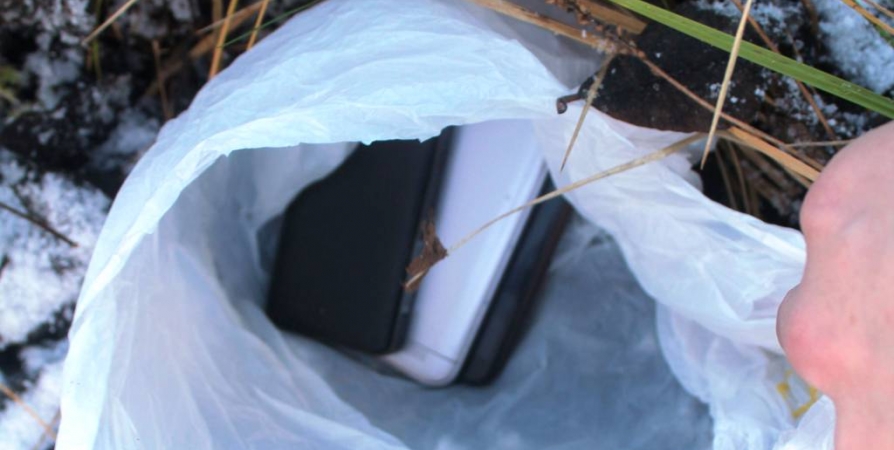 Пакет с 3 телефонами нашли на территории мурманской колонии