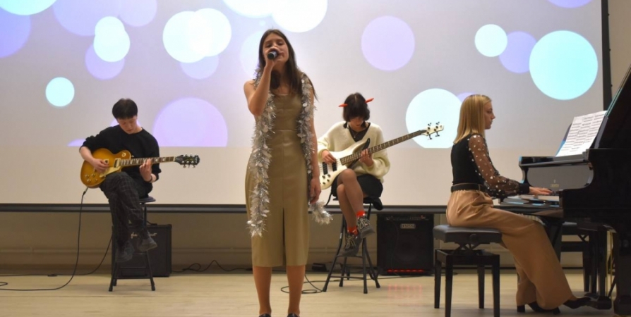 В образовательных учреждениях Мурманска прошел праздничный концерт «Новогодний серпантин»